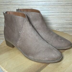 Dolcetta Moxy Taupe Pull On Ankle Boots size 9.5